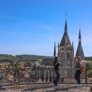 Deux personnes en haut du donjon du château de Dourdan